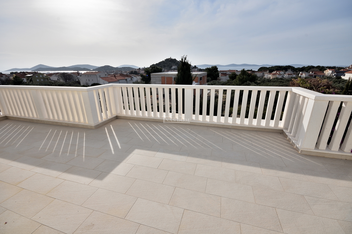 Tribunj - vila z bazenom v bližini plaže