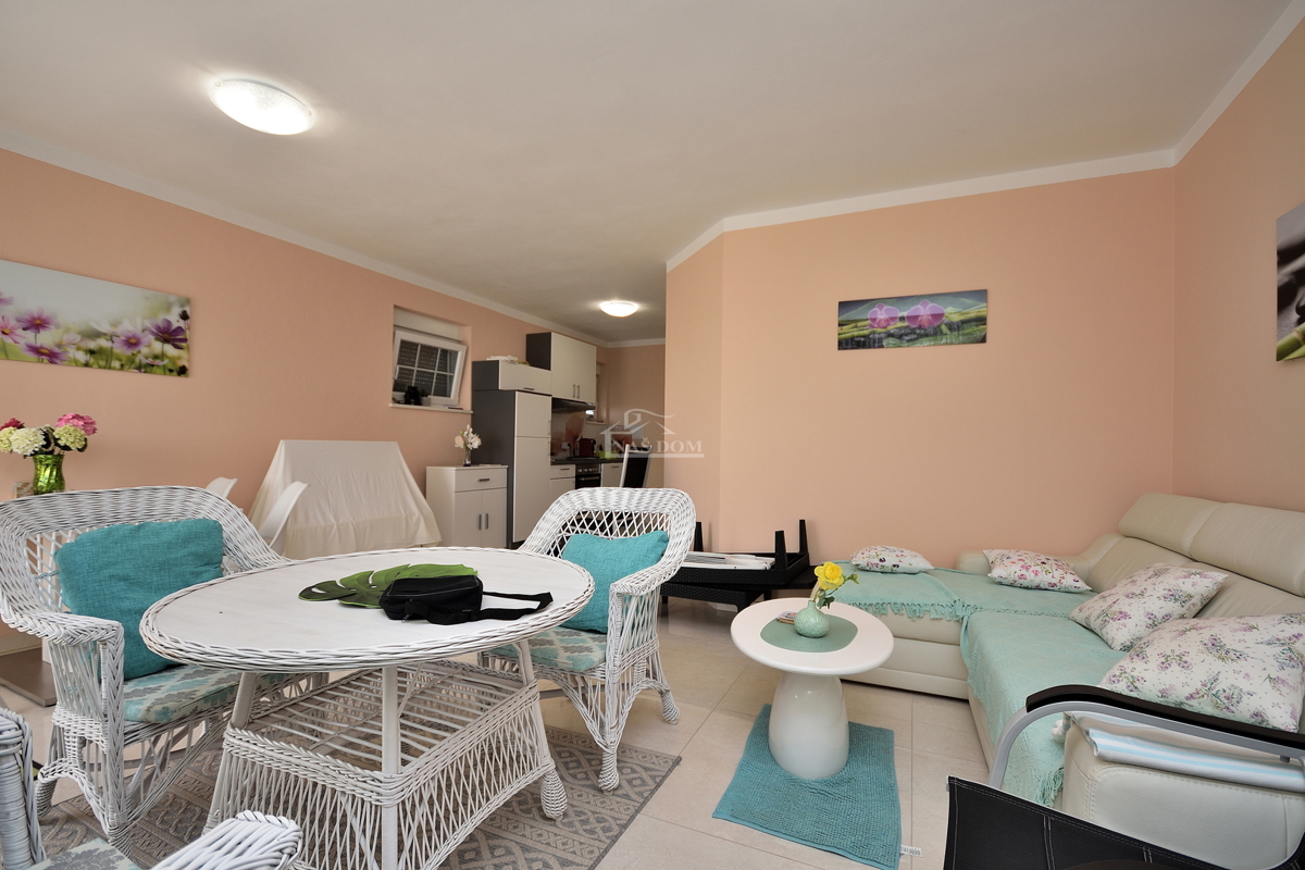 Tribunj - vila z bazenom v bližini plaže