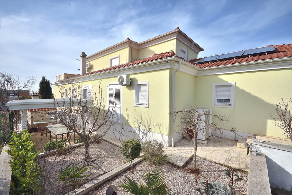 Tribunj - vila z bazenom v bližini plaže