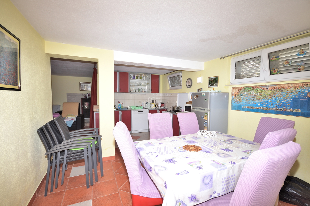 Tribunj - vila z bazenom v bližini plaže