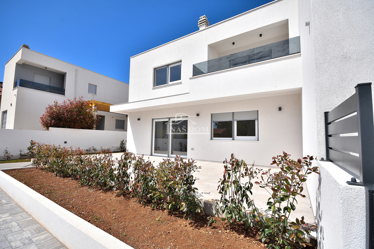 Vodice - S1 dvojna kuća z vrtom na mirni lokaciji