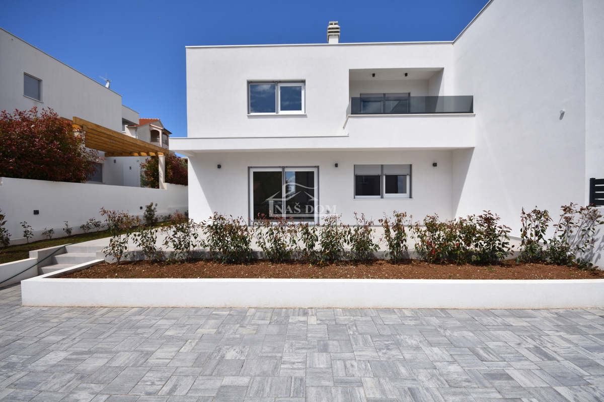 Vodice - S1 dvojna kuća z vrtom na mirni lokaciji