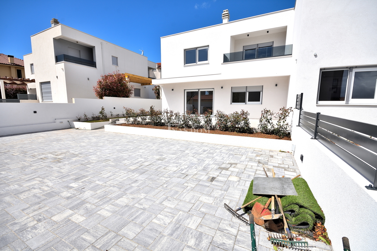 Vodice - S1 dvojna kuća z vrtom na mirni lokaciji