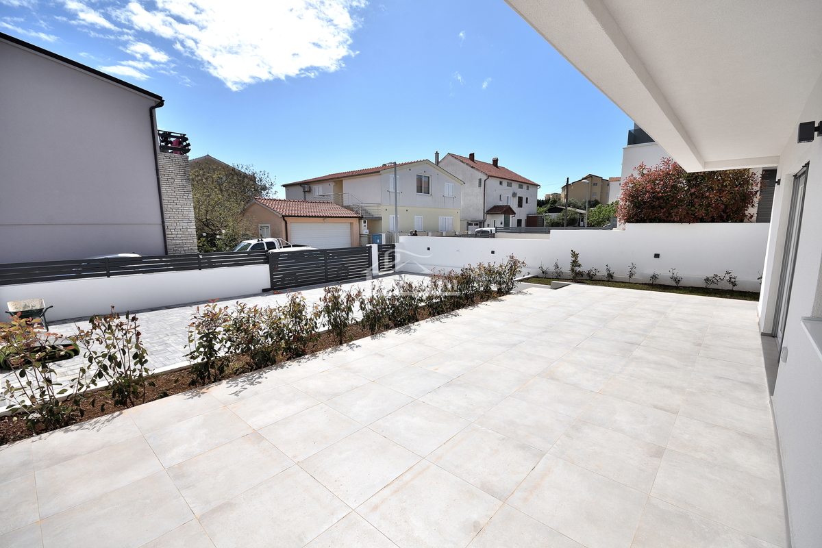 Vodice - S1 dvojna kuća z vrtom na mirni lokaciji