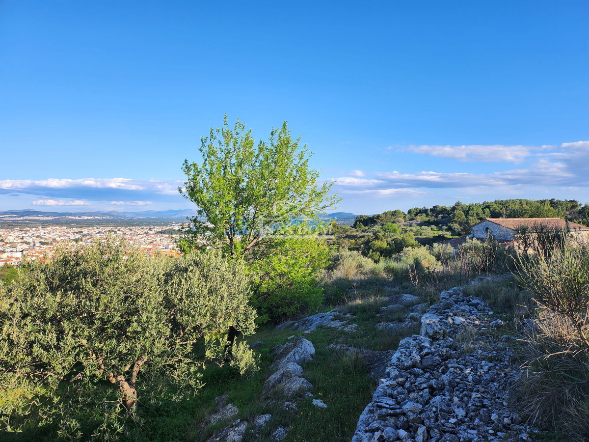 Vodice - kmetijsko zemljišče s čudovitim panoramskim razgledom na morje in okolico