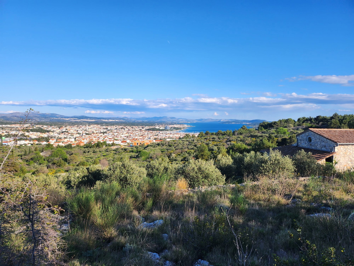 Vodice - kmetijsko zemljišče s čudovitim panoramskim razgledom na morje in okolico