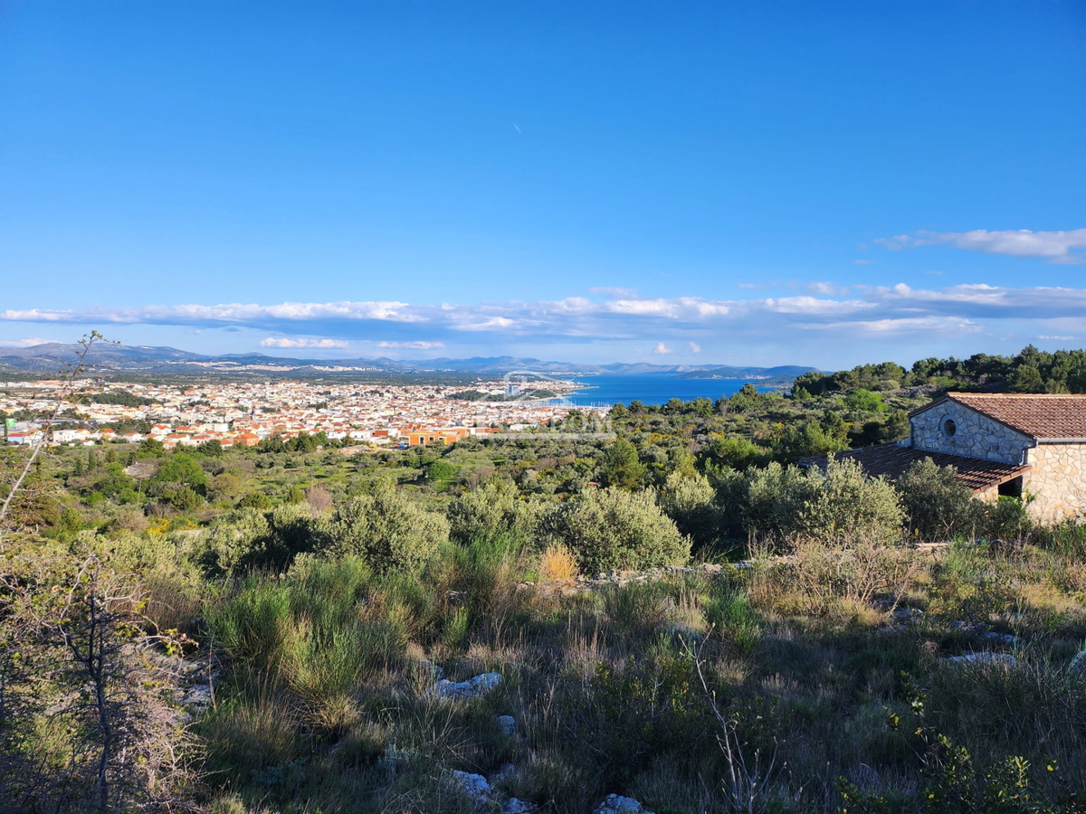 Vodice - kmetijsko zemljišče s čudovitim panoramskim razgledom na morje in okolico