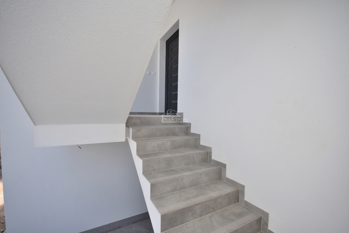 Vodice - Luksuzno stanovanje S2 v prvem nadstropju, 600 m od plaže