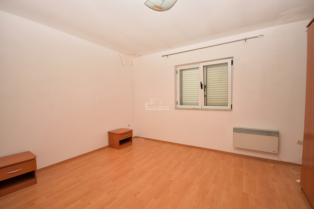 Vodice, Srima - apartmajska hiša s 5 apartmaji 100 m od plaže