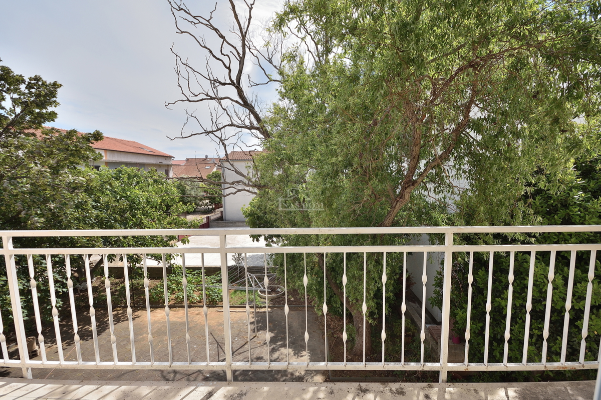 Vodice, Srima - apartmajska hiša s 5 apartmaji 100 m od plaže