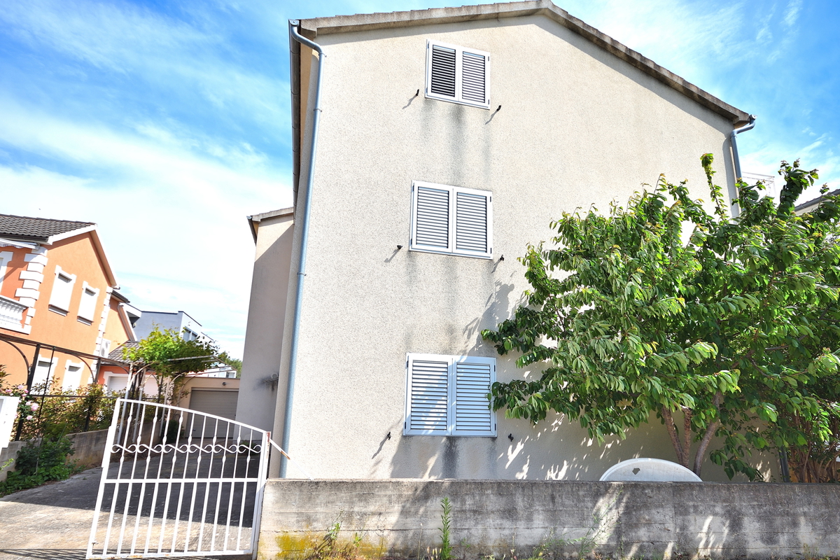 Vodice, Srima - apartmajska hiša s 5 apartmaji 100 m od plaže