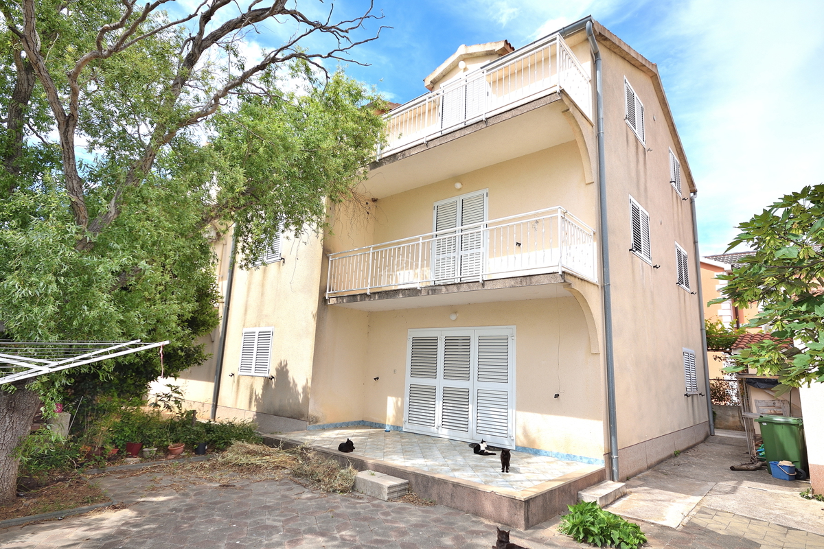 Vodice, Srima - apartmajska hiša s 5 apartmaji 100 m od plaže