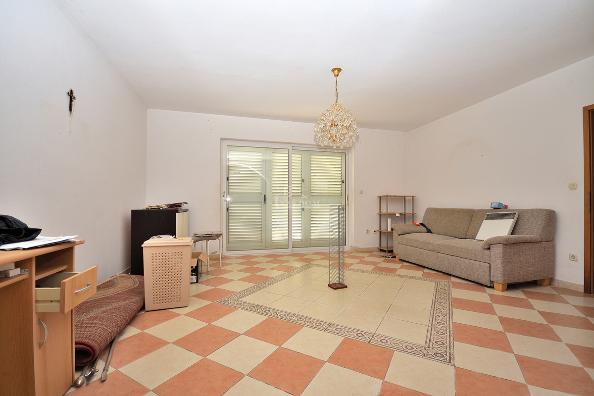 Vodice, Srima - apartmajska hiša s 5 apartmaji 100 m od plaže