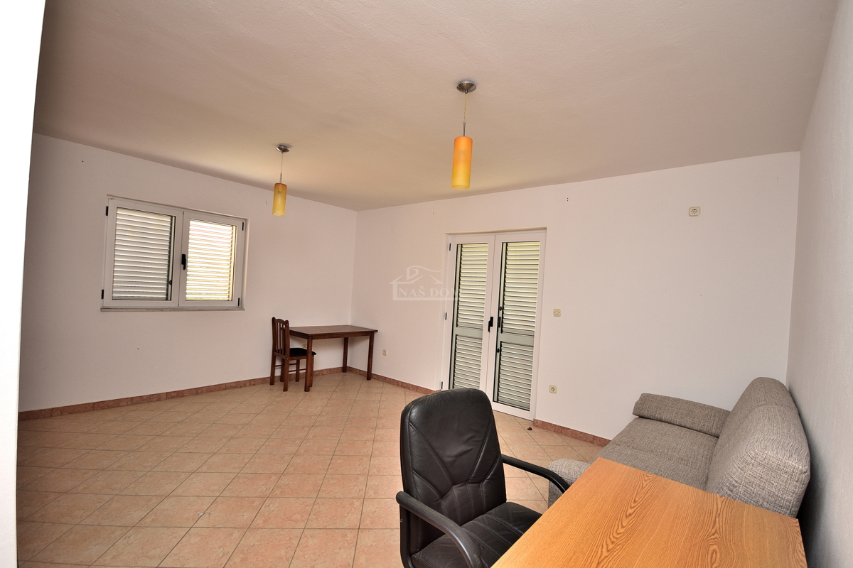 Vodice, Srima - apartmajska hiša s 5 apartmaji 100 m od plaže
