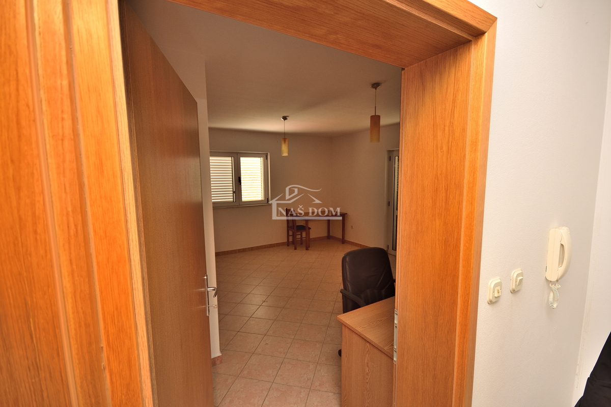 Vodice, Srima - apartmajska hiša s 5 apartmaji 100 m od plaže