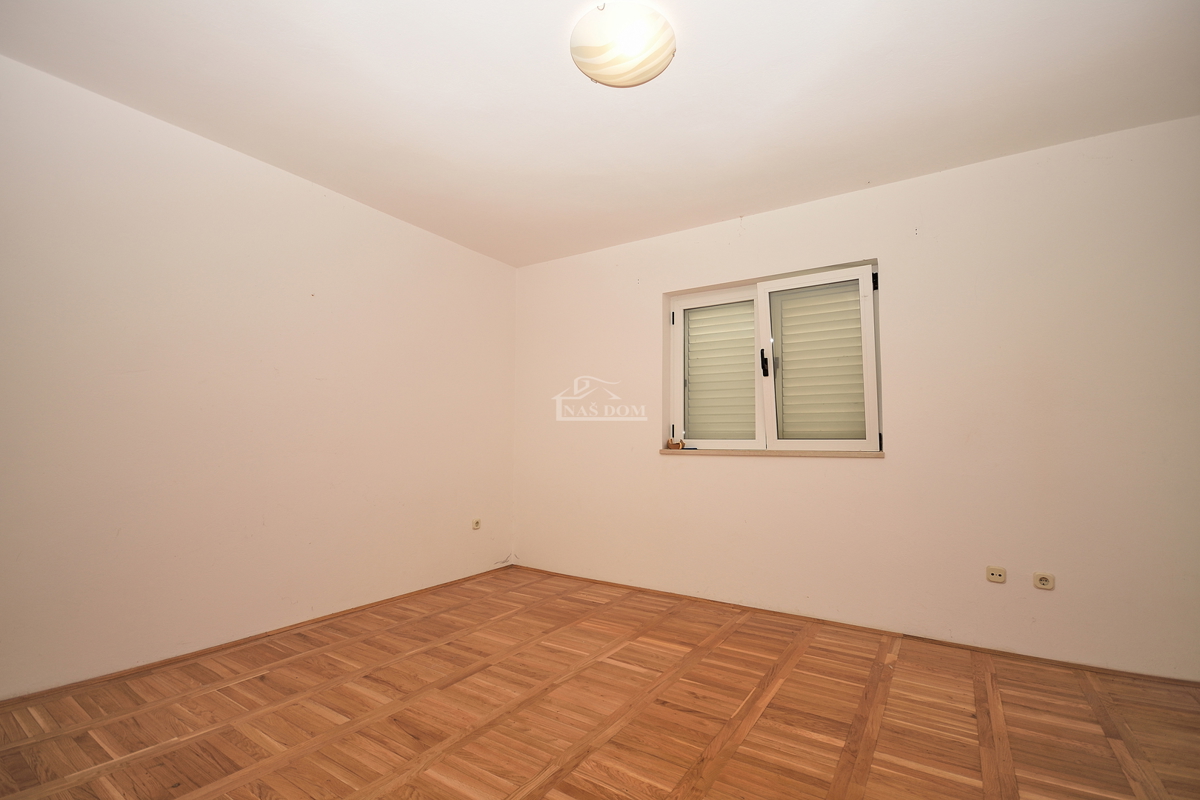 Vodice, Srima - apartmajska hiša s 5 apartmaji 100 m od plaže