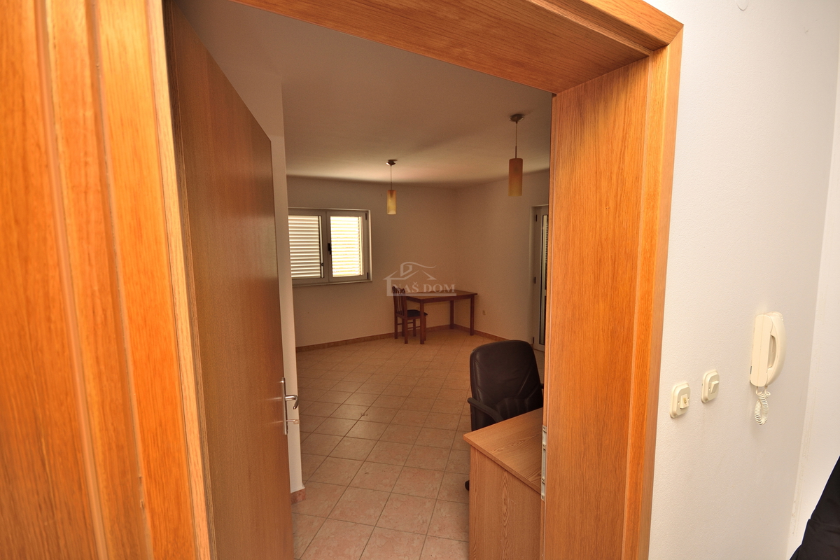 Vodice, Srima - apartmajska hiša s 5 apartmaji 100 m od plaže