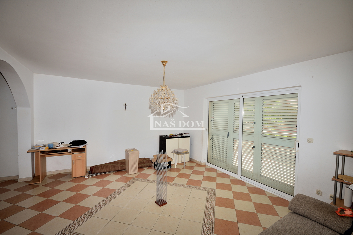 Vodice, Srima - apartmajska hiša s 5 apartmaji 100 m od plaže