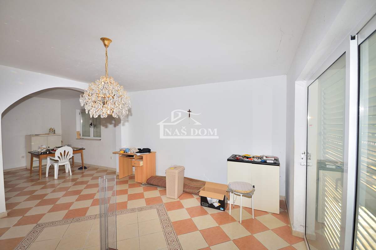 Vodice, Srima - apartmajska hiša s 5 apartmaji 100 m od plaže