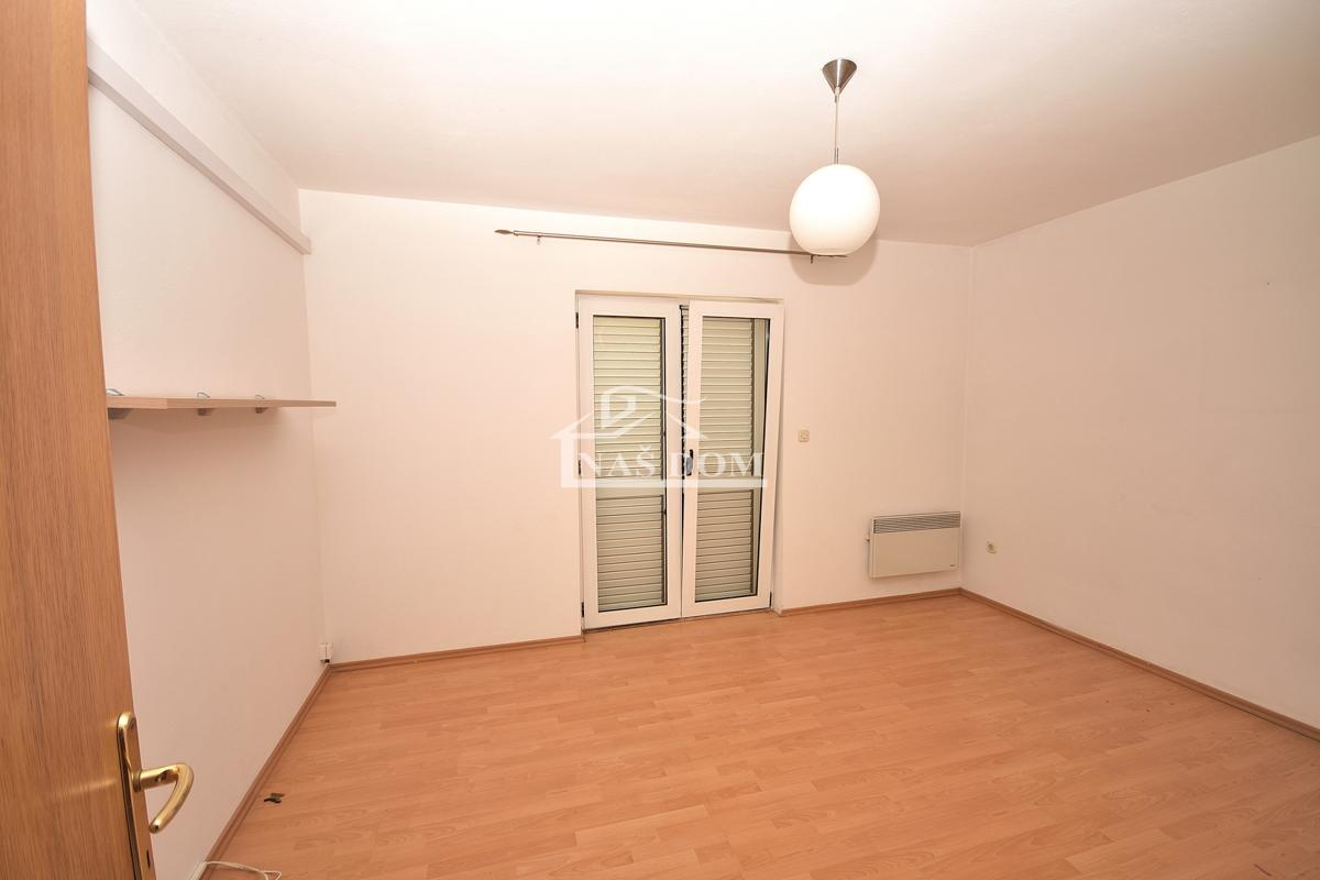 Vodice, Srima - apartmajska hiša s 5 apartmaji 100 m od plaže