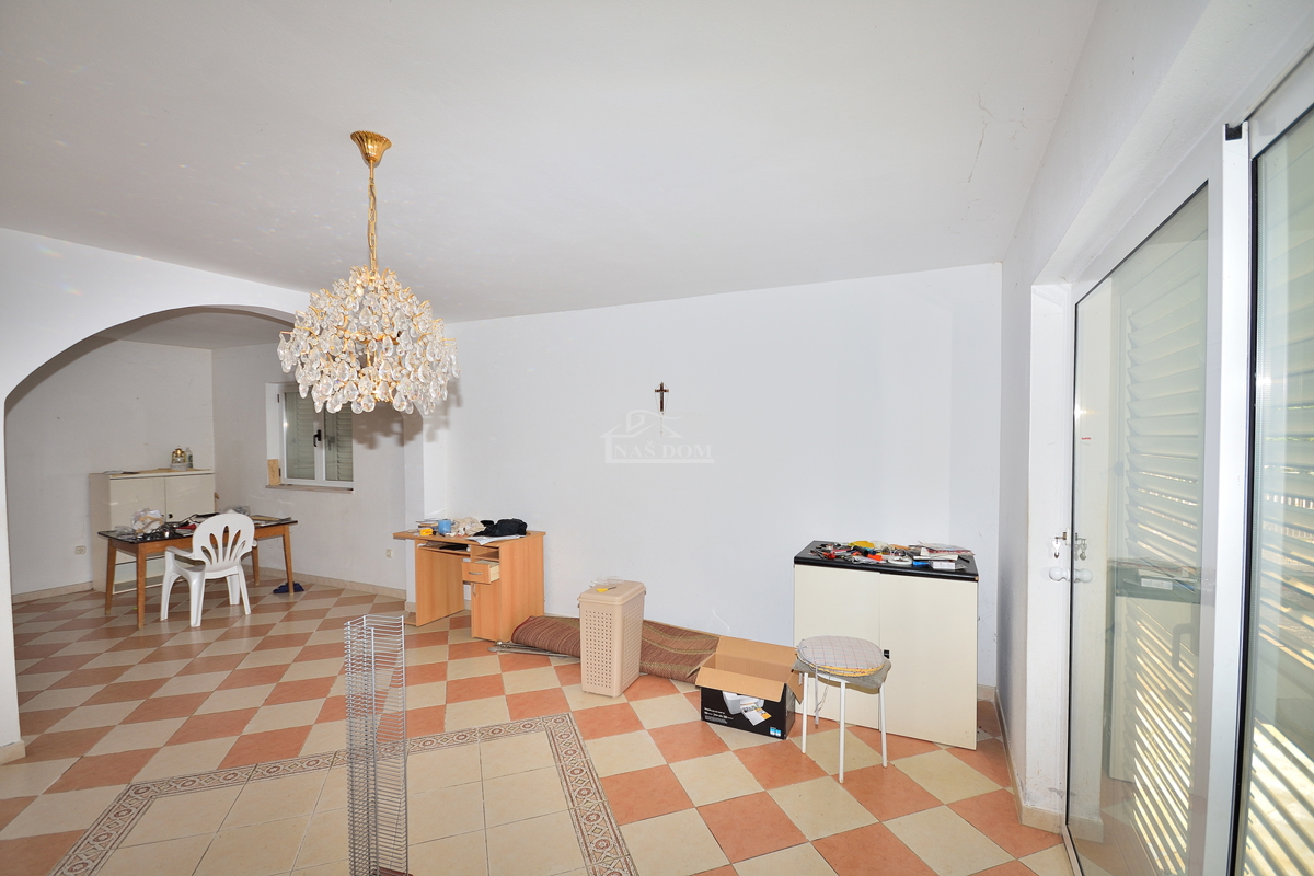 Vodice, Srima - apartmajska hiša s 5 apartmaji 100 m od plaže