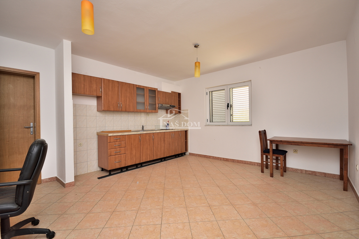 Vodice, Srima - apartmajska hiša s 5 apartmaji 100 m od plaže
