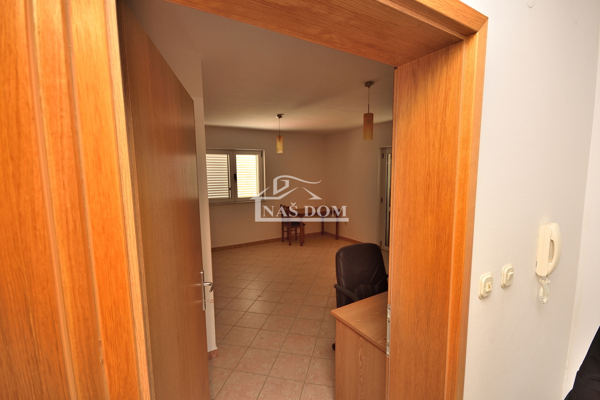 Vodice, Srima - apartmajska hiša s 5 apartmaji 100 m od plaže