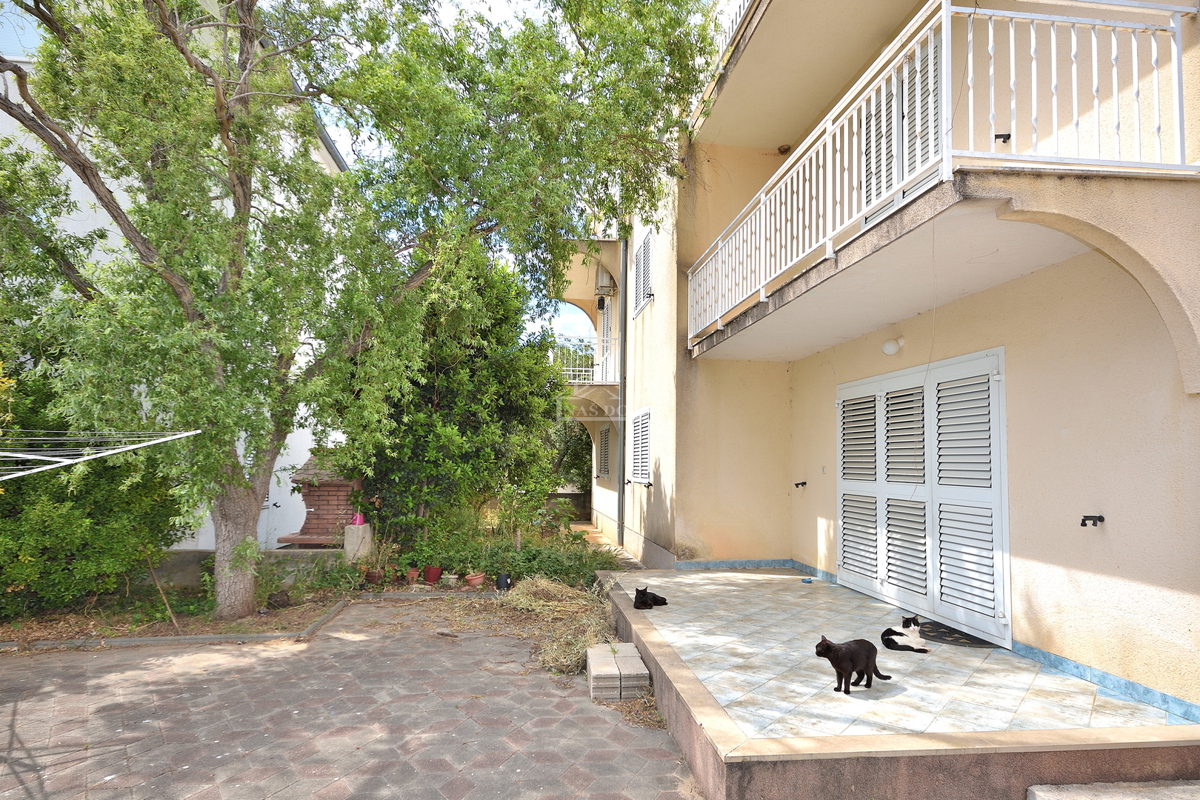 Vodice, Srima - apartmajska hiša s 5 apartmaji 100 m od plaže