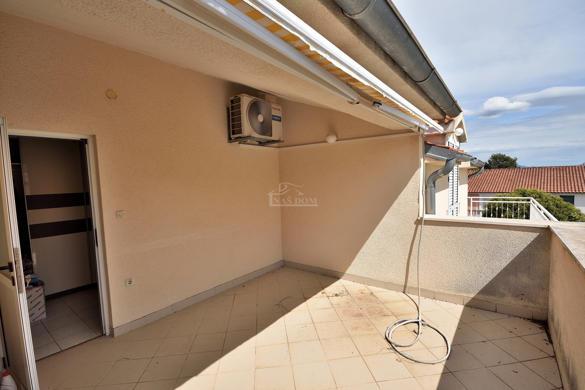 Vodice, Srima - apartmajska hiša s 5 apartmaji 100 m od plaže