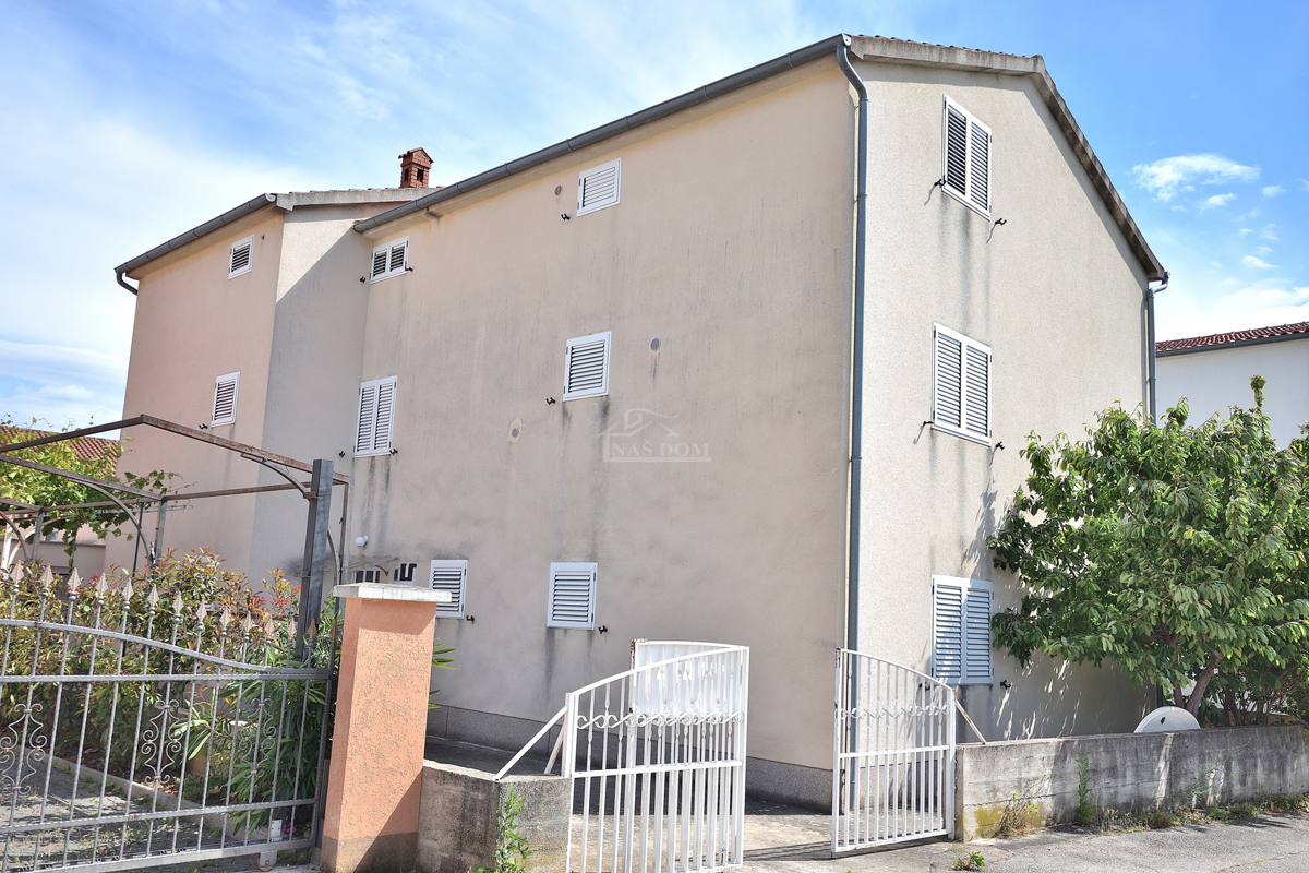 Vodice, Srima - apartmajska hiša s 5 apartmaji 100 m od plaže