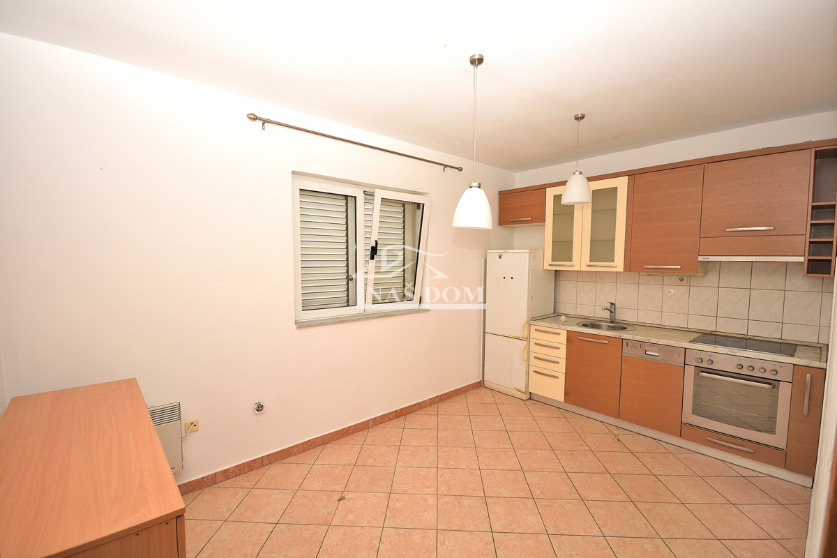 Vodice, Srima - apartmajska hiša s 5 apartmaji 100 m od plaže