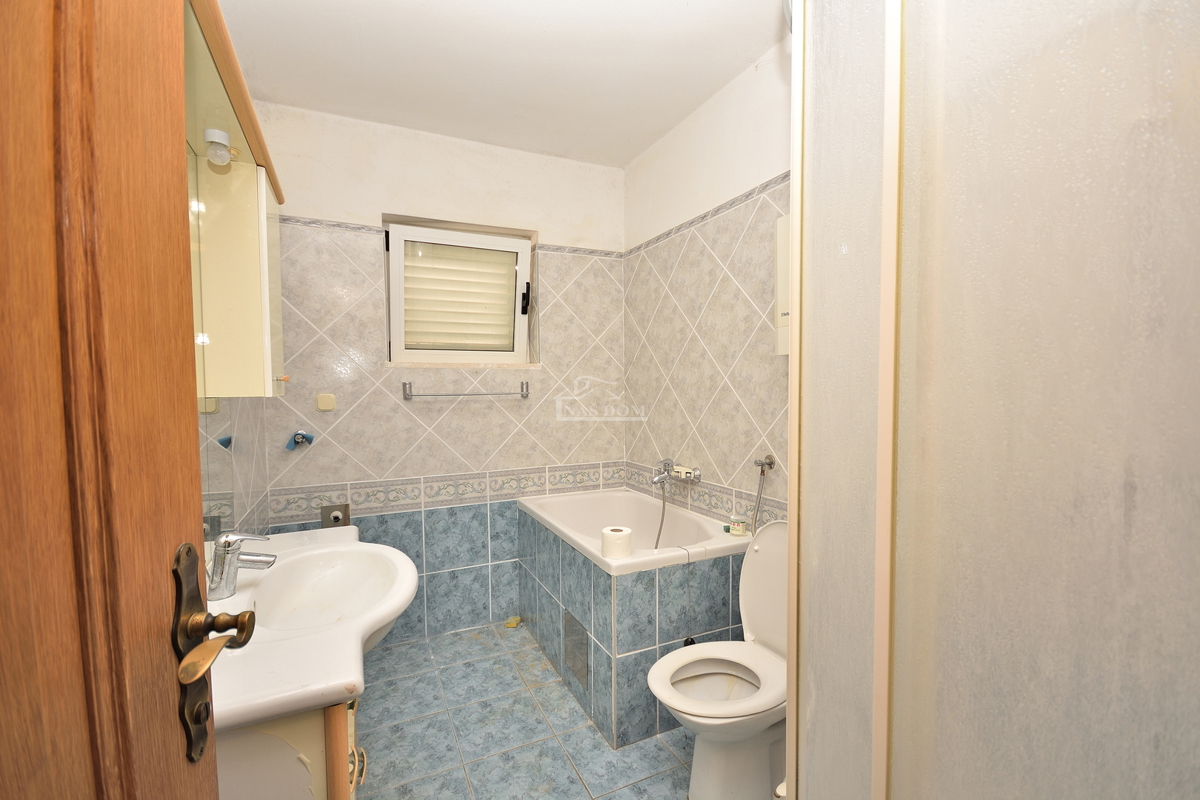 Vodice, Srima - apartmajska hiša s 5 apartmaji 100 m od plaže