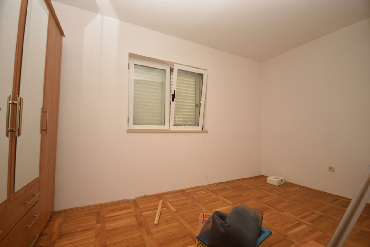 Vodice, Srima - apartmajska hiša s 5 apartmaji 100 m od plaže