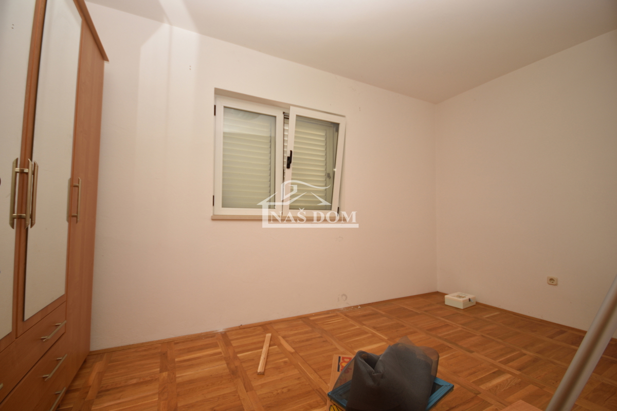 Vodice, Srima - apartmajska hiša s 5 apartmaji 100 m od plaže