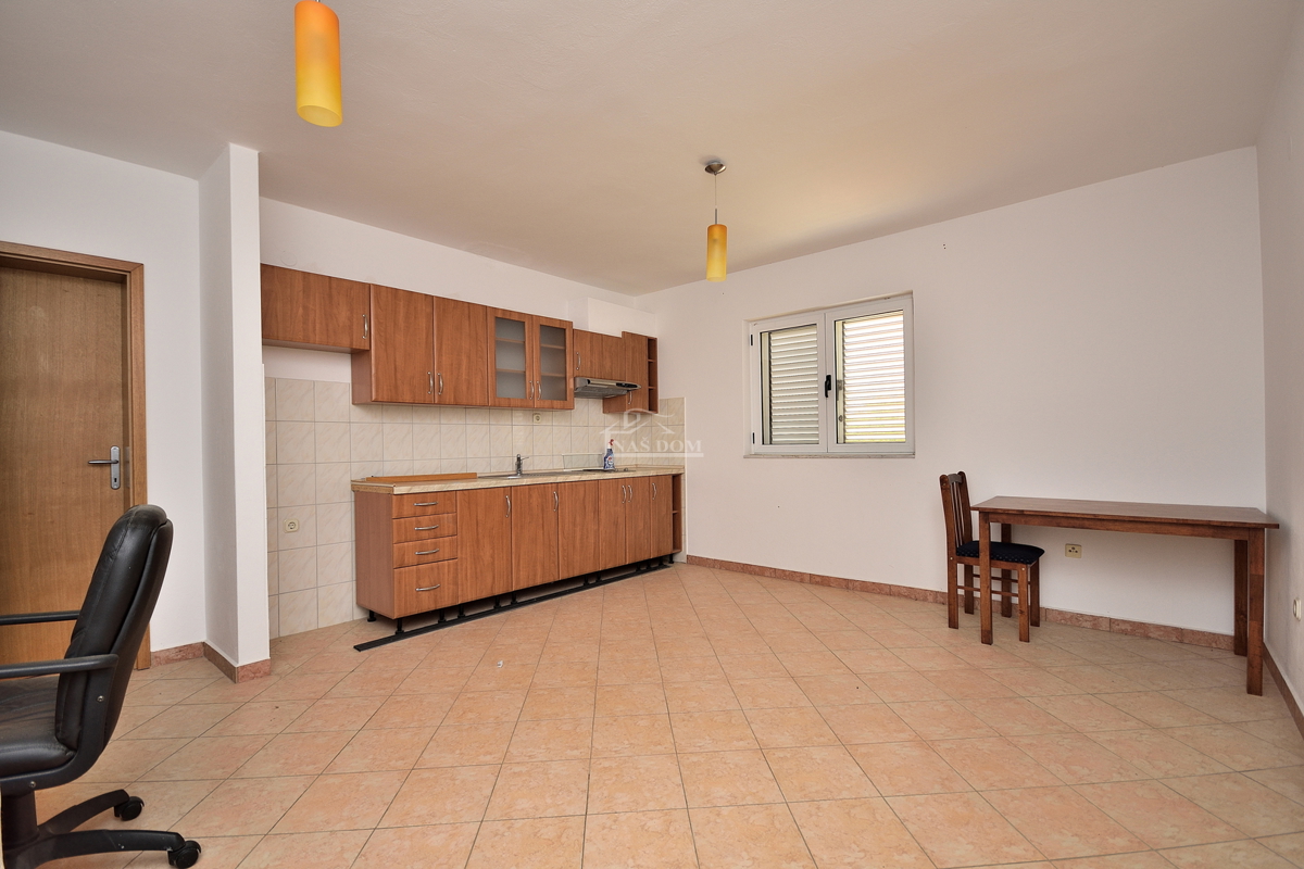 Vodice, Srima - apartmajska hiša s 5 apartmaji 100 m od plaže