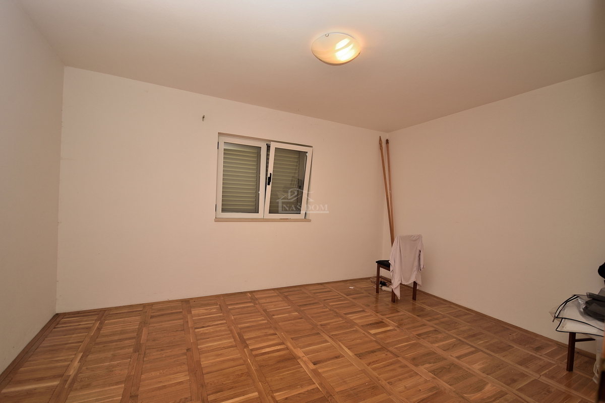 Vodice, Srima - apartmajska hiša s 5 apartmaji 100 m od plaže