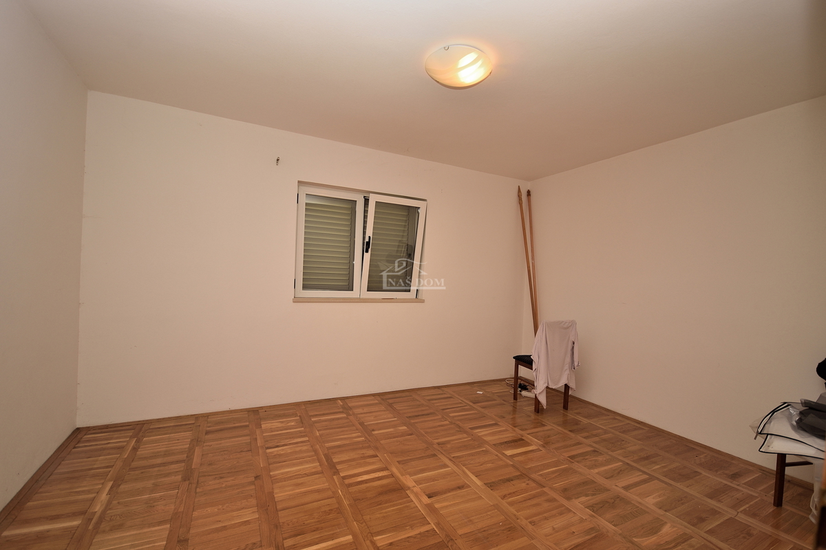 Vodice, Srima - apartmajska hiša s 5 apartmaji 100 m od plaže