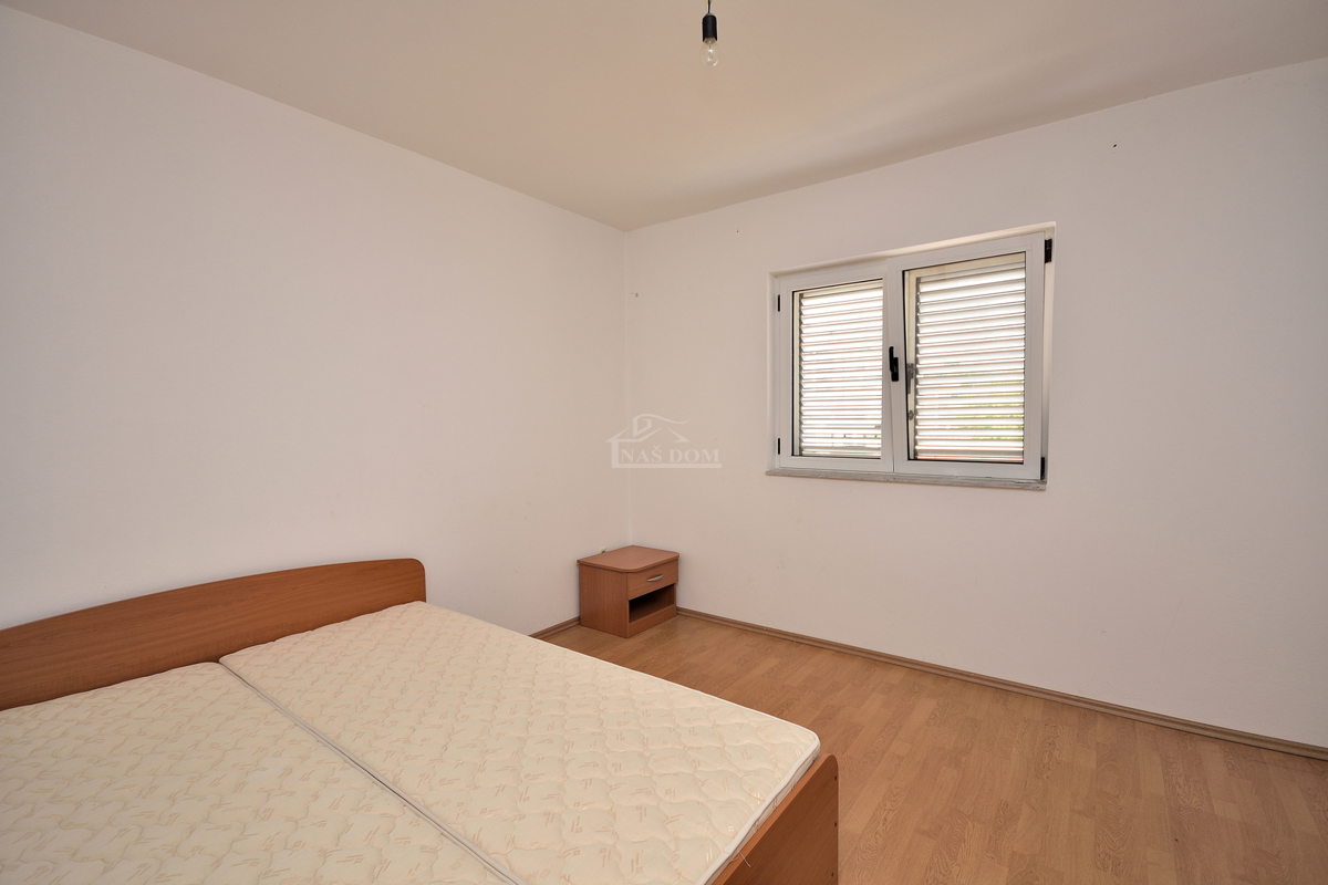Vodice, Srima - apartmajska hiša s 5 apartmaji 100 m od plaže