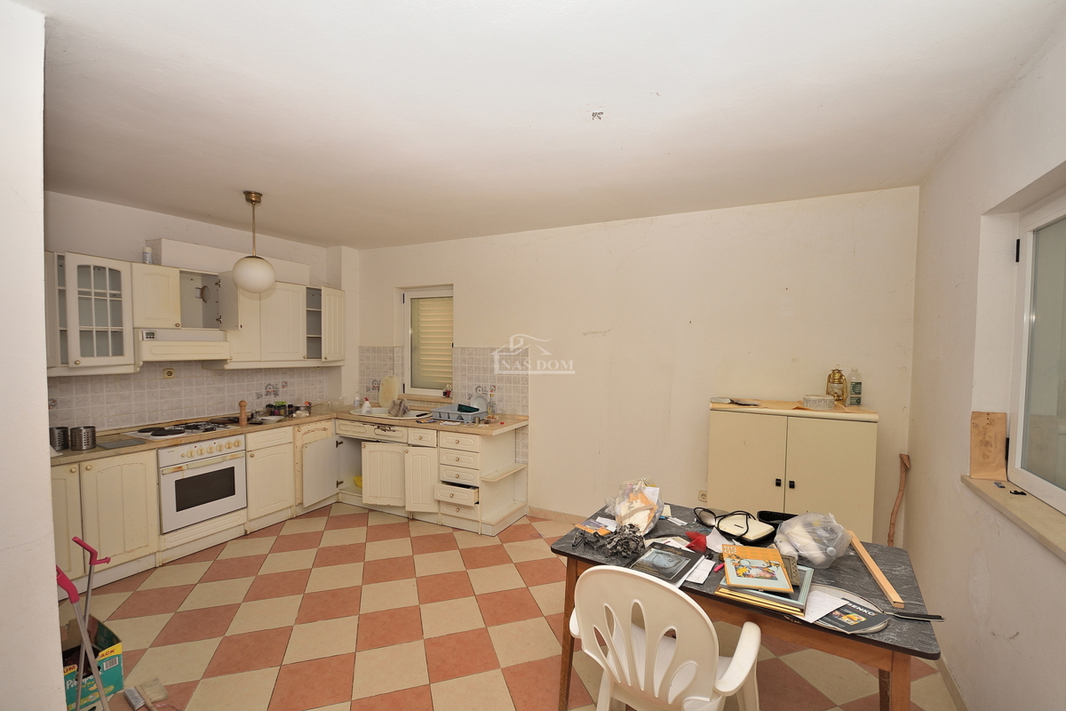 Vodice, Srima - apartmajska hiša s 5 apartmaji 100 m od plaže