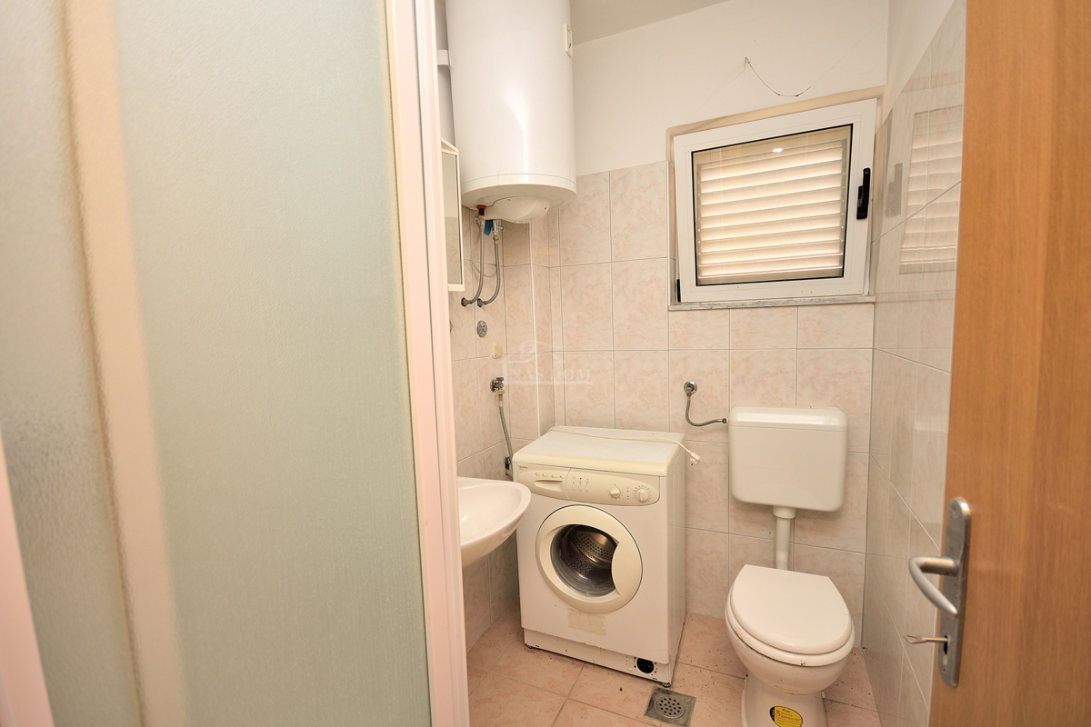 Vodice, Srima - apartmajska hiša s 5 apartmaji 100 m od plaže