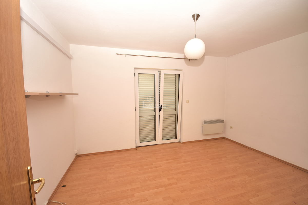 Vodice, Srima - apartmajska hiša s 5 apartmaji 100 m od plaže