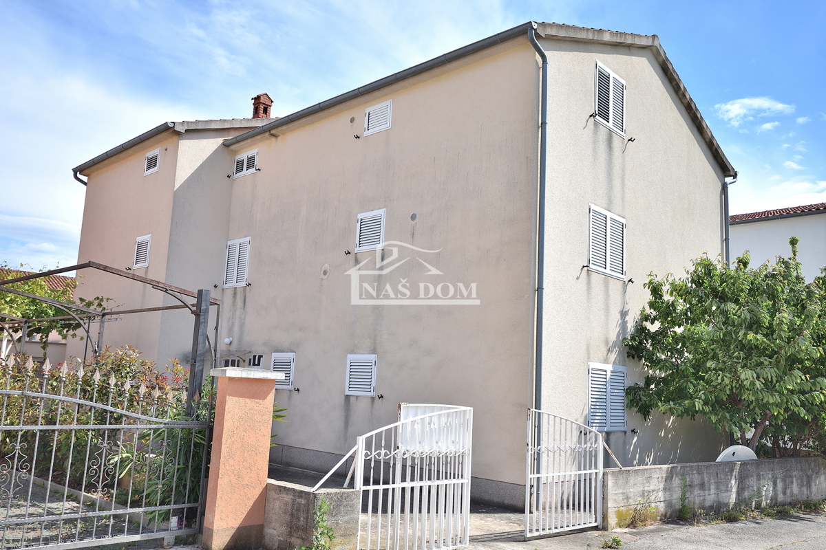 Vodice, Srima - apartmajska hiša s 5 apartmaji 100 m od plaže