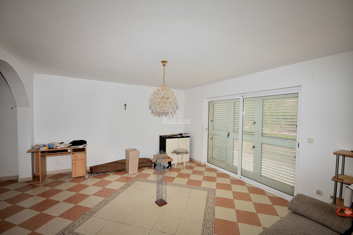 Vodice, Srima - apartmajska hiša s 5 apartmaji 100 m od plaže