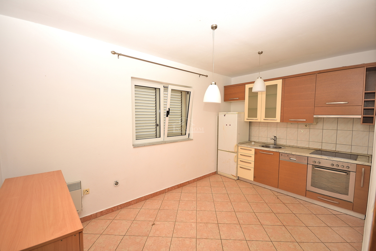 Vodice, Srima - apartmajska hiša s 5 apartmaji 100 m od plaže