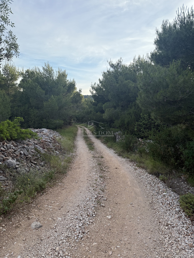 Atraktivno zemljišče na otoku Žirje