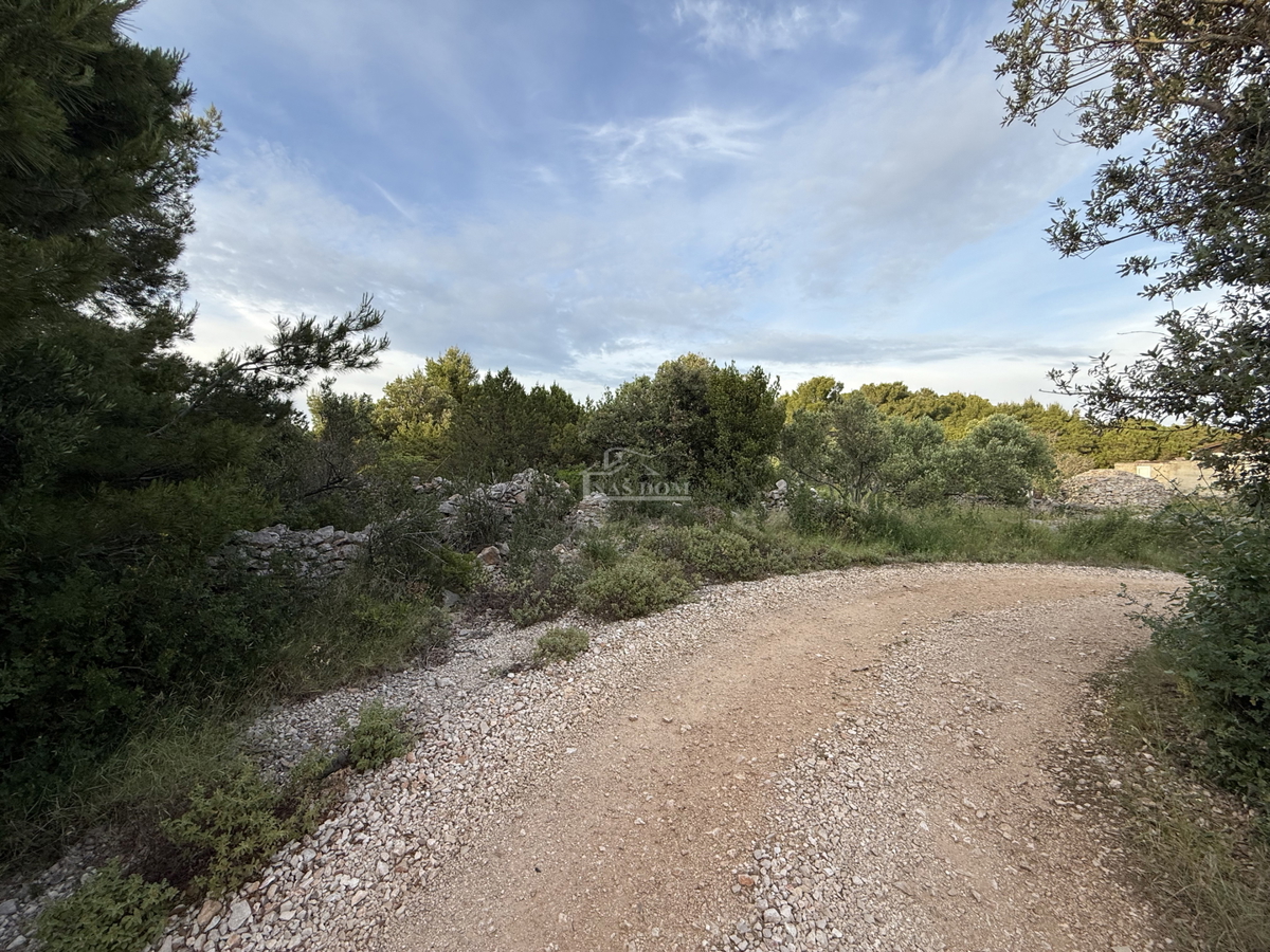 Atraktivno zemljišče na otoku Žirje