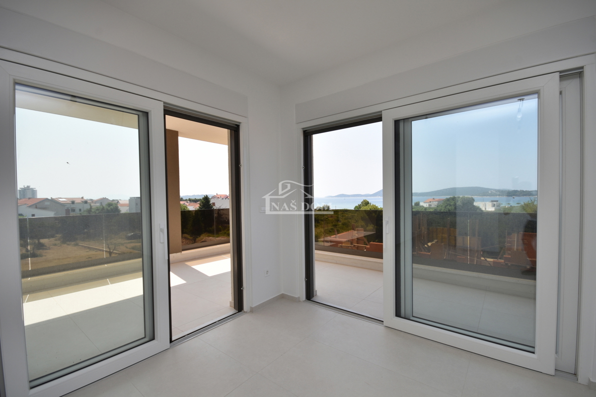 Vodice - Luksuzno stanovanje S3 s panoramskim razgledom na morje, 300 m od plaže