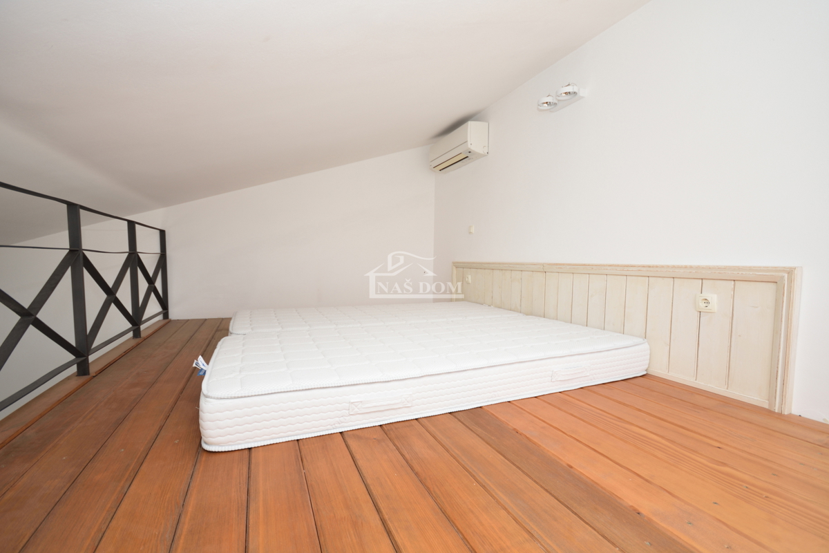 Tribunj - Enosobno stanovanje z galerijo, 450 m od plaže