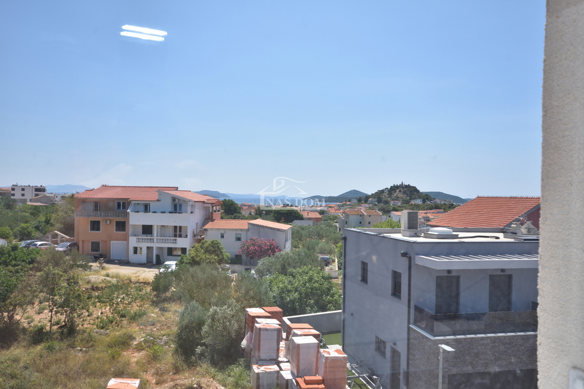 Tribunj - Enosobno stanovanje z galerijo, 450 m od plaže
