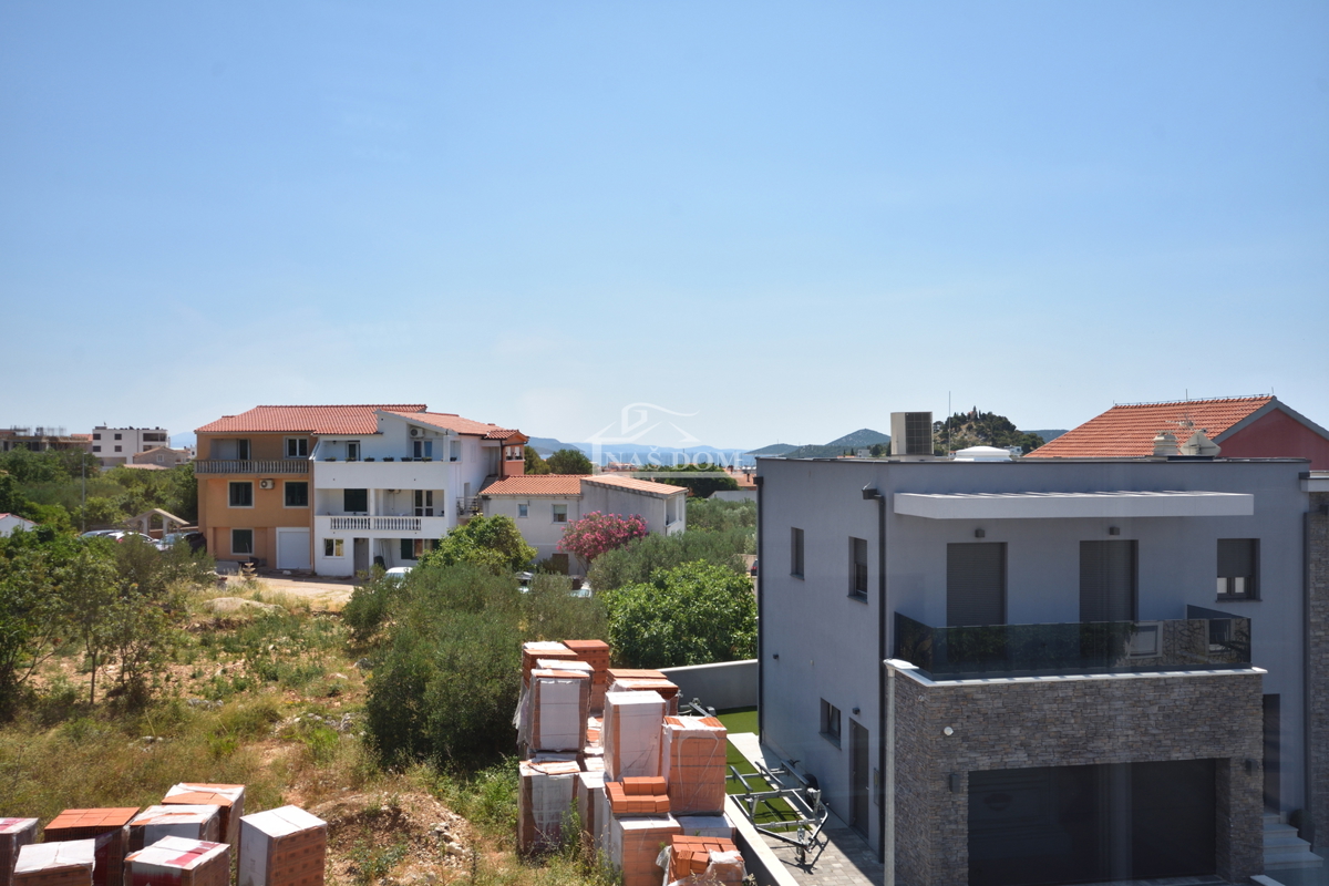 Tribunj - Enosobno stanovanje z galerijo, 450 m od plaže